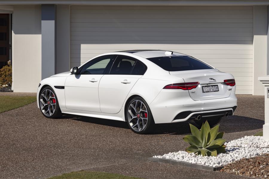  Jaguar XE P300 R-Dynamic 2019 года  (AU) (фото 12 из 40)